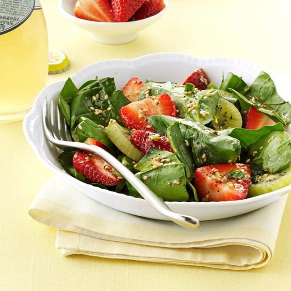 Kiwi-strawberry spinach salad