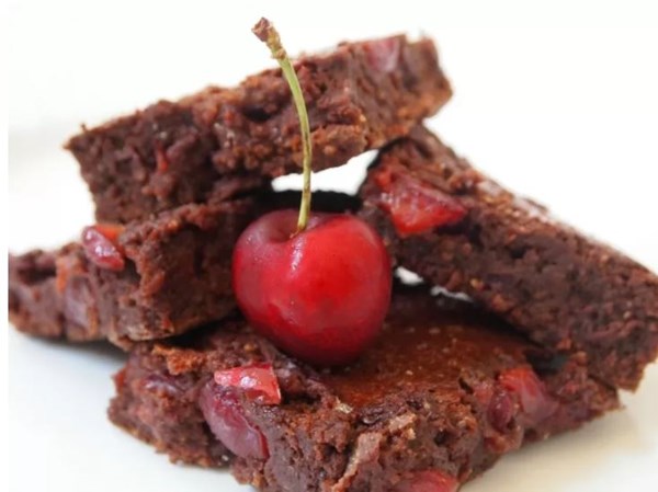 Kiwicha and cherry brownies