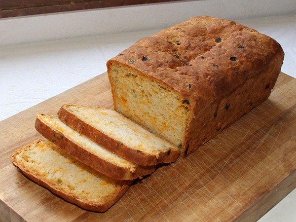 Kneadlessly Simple's cheddar and chiles bread (Knead the Book)