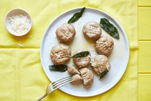 Knockout bread dumplings with butter, sage and Parmesan (Knockout gnocchi di pane)