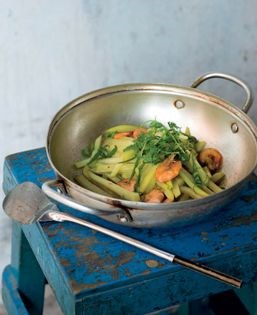 Kohlrabi and school prawn stir-fry (Su hào xào tép)