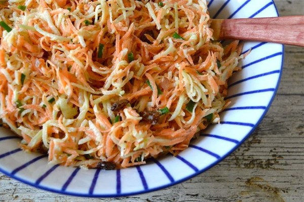 Kohlrabi carrot slaw