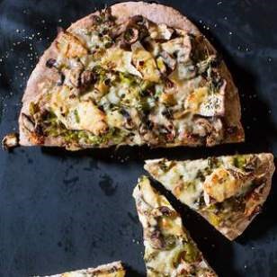 Kohlrabi, leek & Gruyère pizza