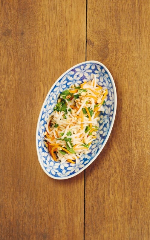 Kohlrabi salad (Nộm su hào)