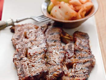 Korean barbecued beef short ribs (kalbi)