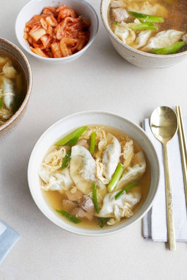 Korean dumpling soup (Mandu guk)