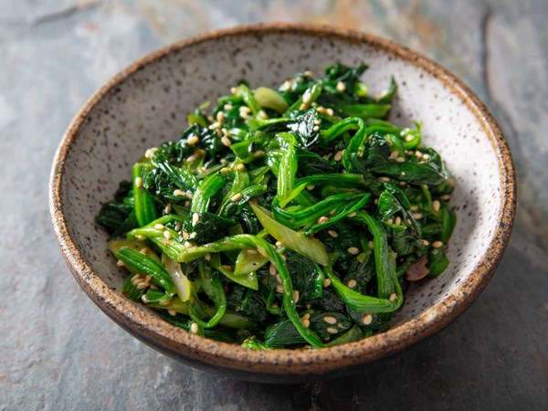 Korean marinated spinach banchan (Sigeumchi namul)
