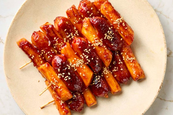 Korean rice cake and sausage skewer (So-tteok so-tteok / 소떡소떡)