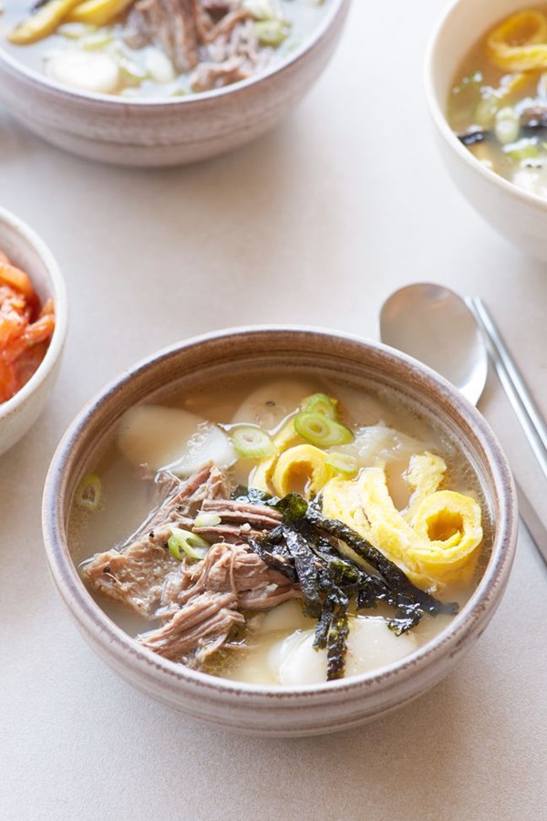 Korean rice cake soup (Tteokguk)