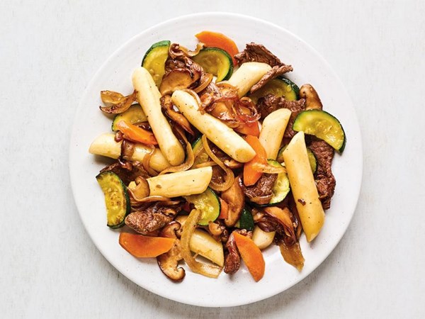 Korean rice cake stir-fry (Gungjung tteokbokki)
