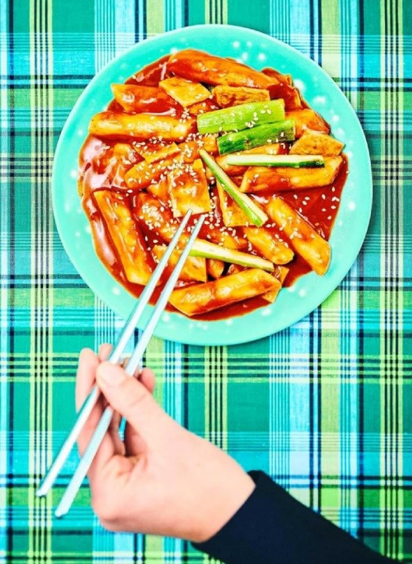 Korean rice cakes with spicy sauce (Nostalgic tteokbokki) [Vincenzo]