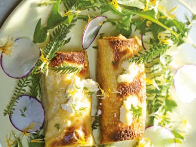 Kräuterpalatschinken mit Schafkäse und Löwenzahn
