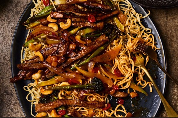 Kung po beef noodles with broccoli & cashews