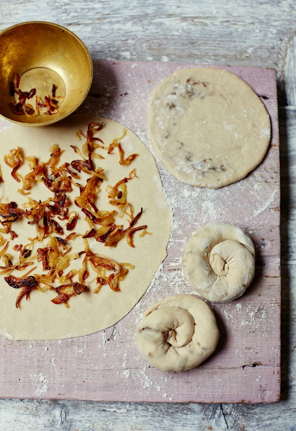 Kyrgyz swirled onion flatbread (Katama)