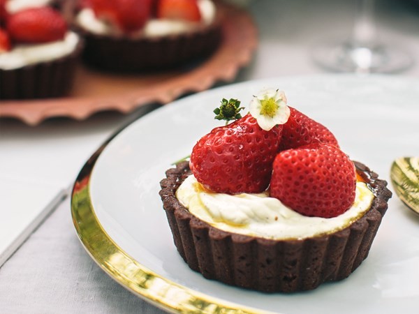 Labneh & chocolate spelt tarts with fresh strawberries