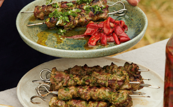 Lamb arrosticini and olives with salmoriglio