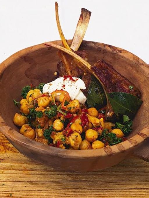 Lamb chops with bay, paprika and chickpeas