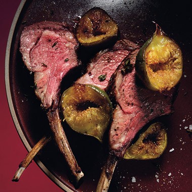 Lamb chops with fresh herbs and roasted figs