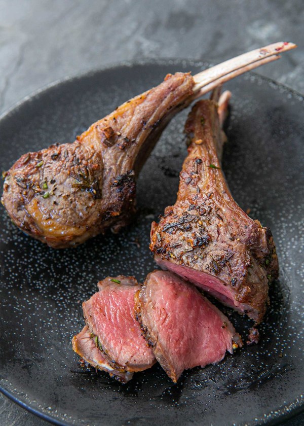 Lamb chops with rosemary and garlic