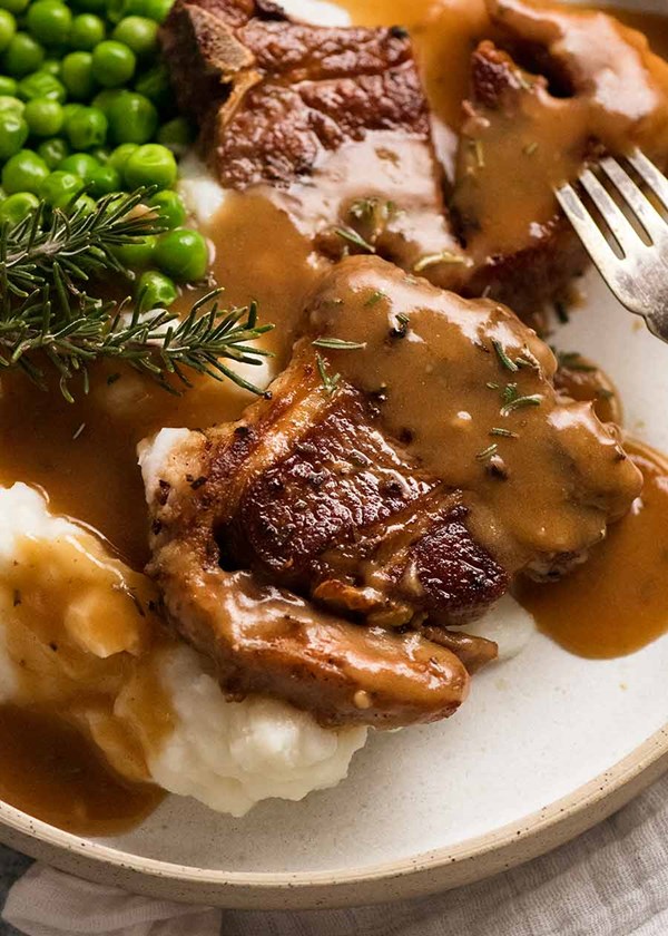 Lamb chops with rosemary gravy 