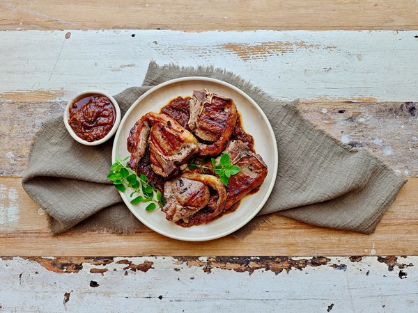 Lamb chops with spicy sauce (Costolette di agnello con salsa alla ‘nduja)