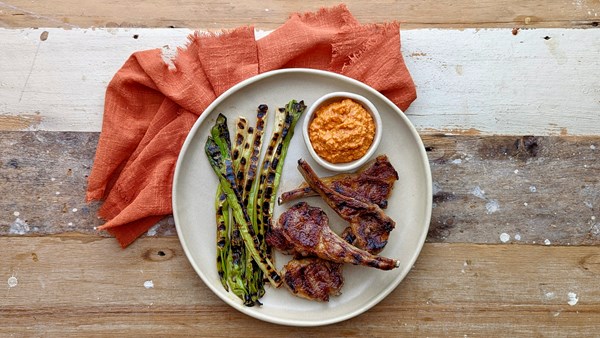Lamb cutlets with romesco sauce & grilled green onions (Chuletas de cordero con romesco y calçots)