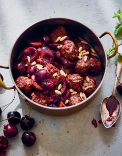 Lamb kebabs with cherries (Kebab karaz)