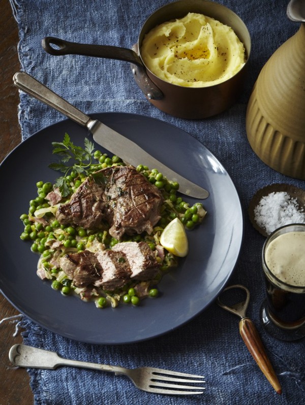 Lamb leg steaks with peas, bacon and leeks