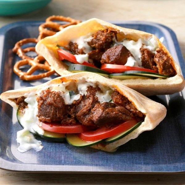 Lamb pitas with yogurt sauce 