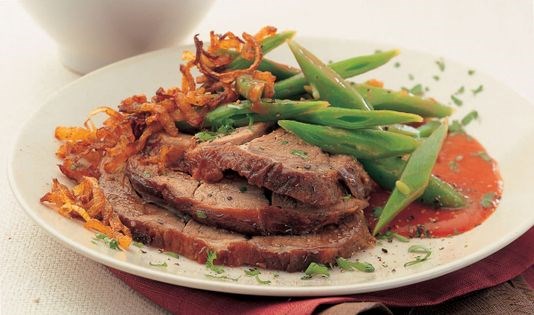 Lamb pot-roasted with tomato sauce, beans and onions