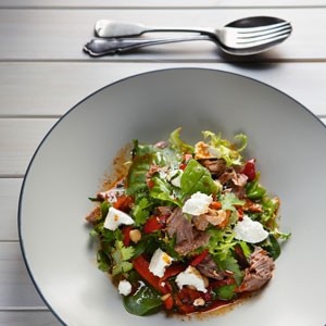 Lamb salad with spinach, goat's cheese and chickpeas