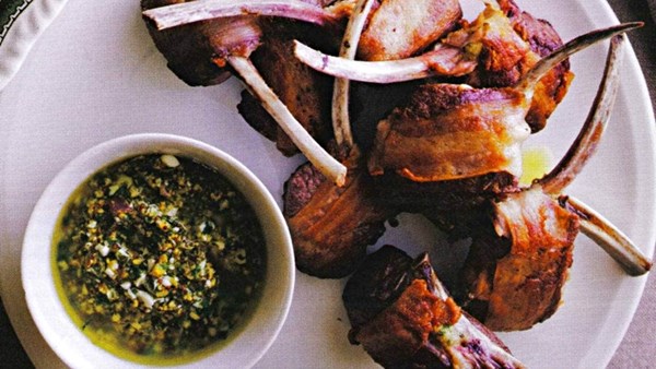 Lamb scottadito with artichoke pesto (Agnello scottadito con carciofi)