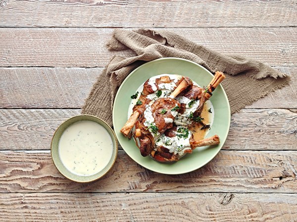 Lamb shanks in yoghurt sauce (Laban immo)
