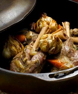 Lamb shanks with five heads of garlic (Jarrete de cordero con cinco cabezas de ajo)