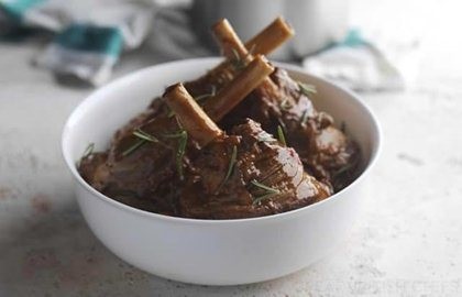 Lamb shanks with tomato and rosemary