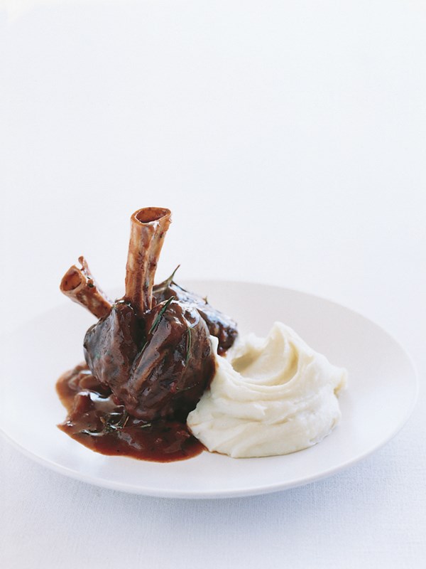 Lamb shanks with tomato and rosemary