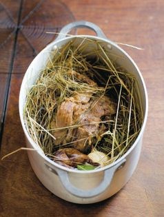 Lamb shoulder on a bed of straw (Épaule en cocotte de foin)