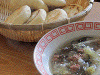 Lamb soup with biscuits (Yángròu pàomó / 羊肉泡饃)