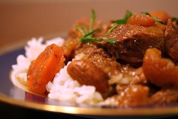 Lamb stew with almonds and apricots
