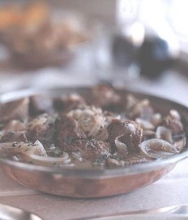 Lamb stew with lemon and garlic from Campidano (Stufato d'agnello alla Campidanesi)