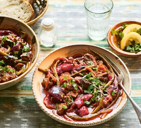Lamb with plums, green beans and cinnamon