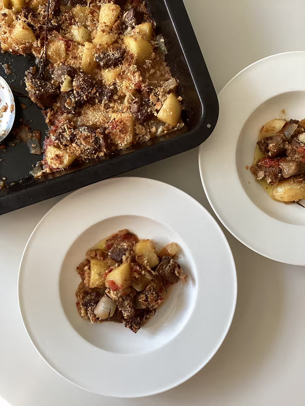 Lamb with potato, tomato and breadcrumbs