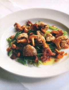 Lamb's sweetbreads with runner beans, bacon and mushrooms