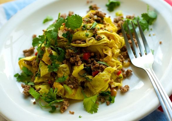 Laotian beef salad (Larb) with omelette noodles