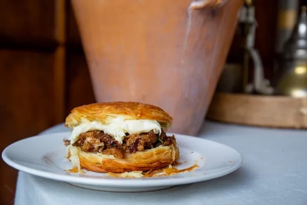 Laotongguan-style Xi'an pork belly burger