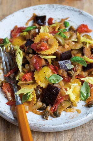 Large pasta hats with Sicilian vegetable stew (Capelli con caponata)