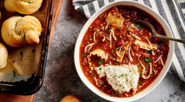 Lasagna soup with garlic knots [Leanna Pierre]