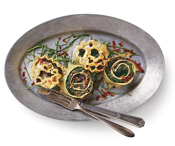 Lasagne rolls with spinach, mushrooms, and onions