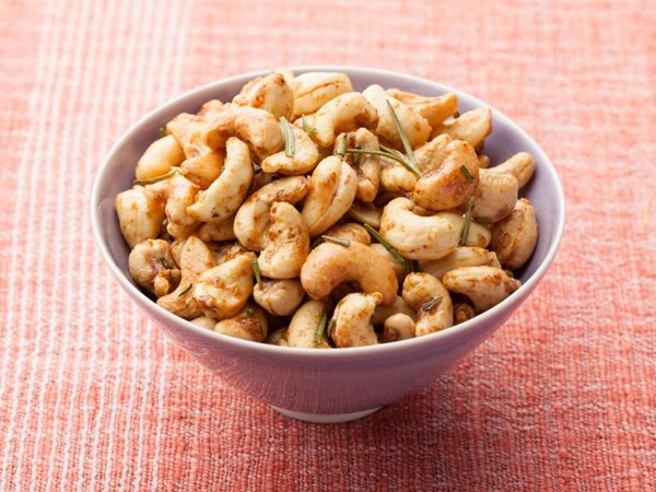 Last-minute party app: rosemary roasted cashews