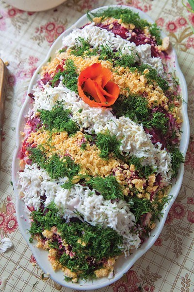 Layered herring salad (Selyodka pod shuboy)